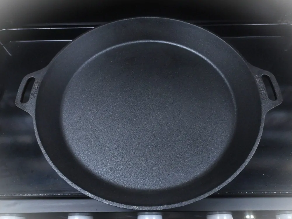 Litinová hluboká pánev 50 cm, dva úchyty Valhal Outdoor VH50H zkosená Gastro