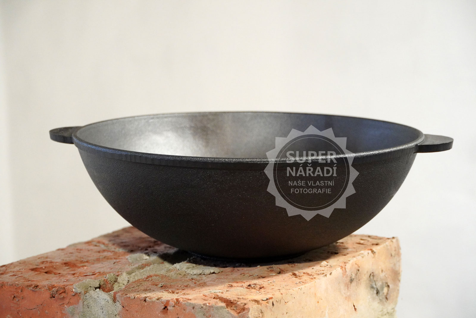 Litinová pánev 30 x 10 cm Wok 4,7l Brizoll W30, monolit