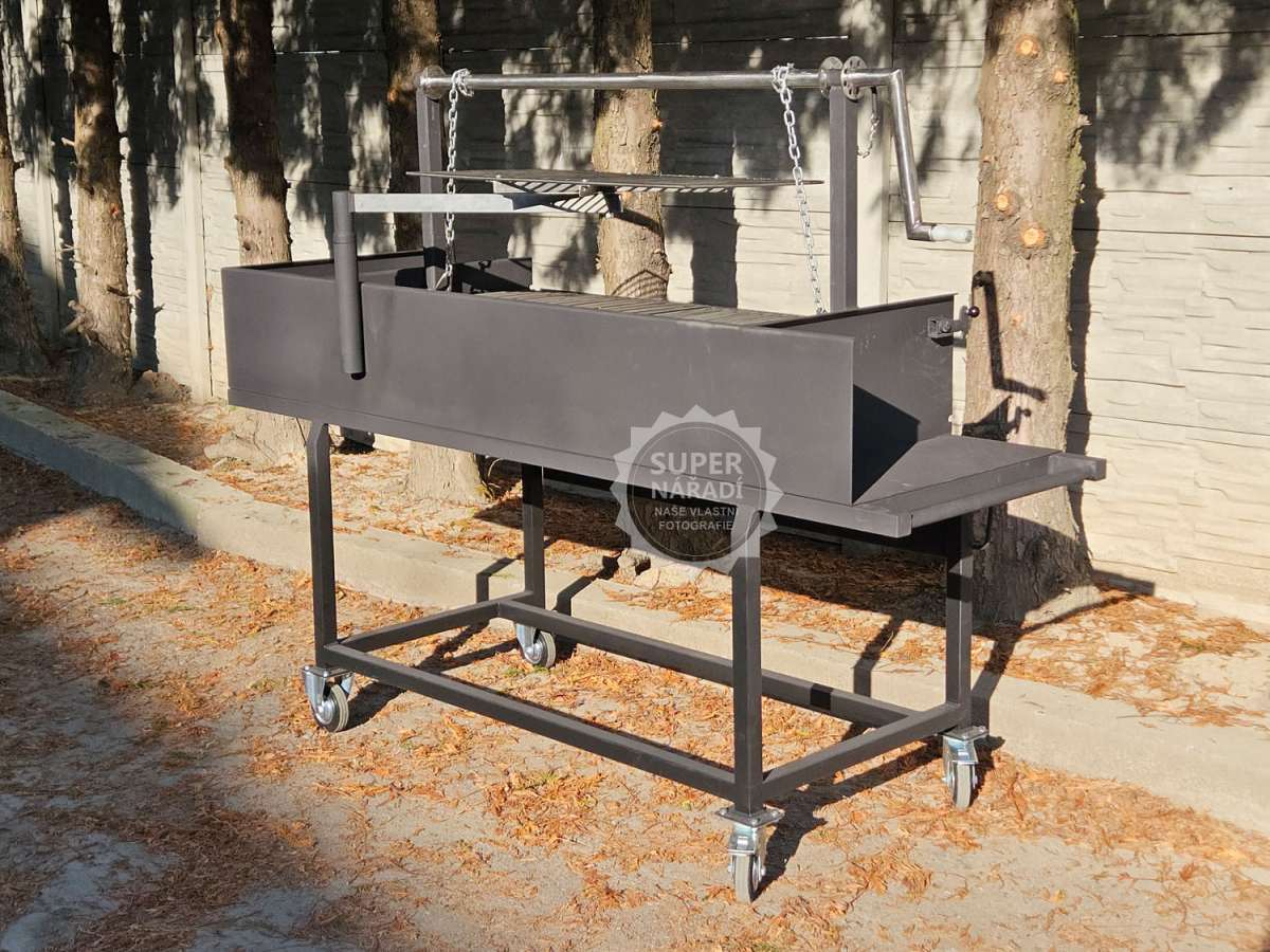 Gfire Gril na dřevo Argentina V24 2.0 V-rošt 123x60 cm polohovatelný, Gfire Alonso + kladka, topeniště