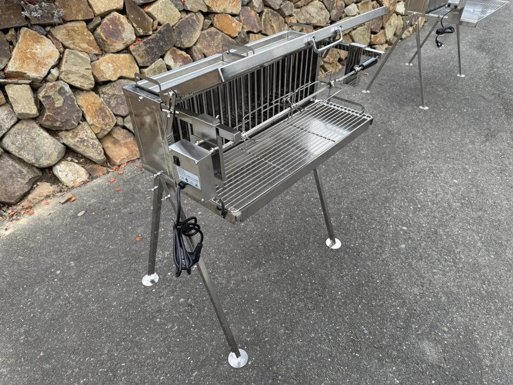 Nerezový gril na kuře, kýtu a pečeni S70 / 1x Rotisserie UG Grill s bočním topeništěm, 70 cm se stříškou