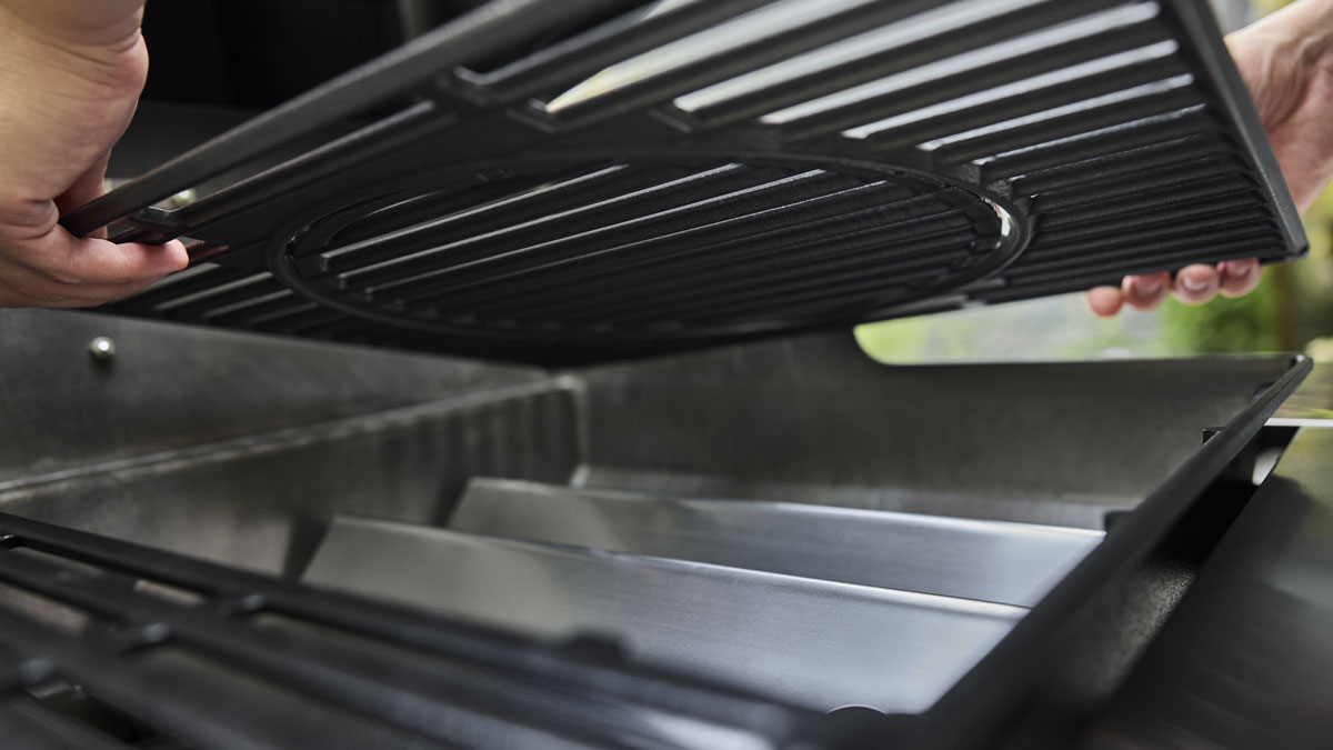 Weber Plynový gril Genesis E-335 W, 1501376, 17,9kW, 3 hořáky + vařič, Sear Zone, teploměr, černý