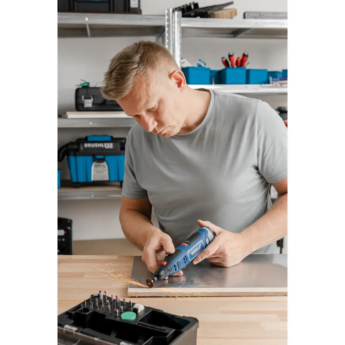 Dedra MAUS12 Aku mini-bruska, přímá 12V DED7340Z1 + 47 kusů příslušenství