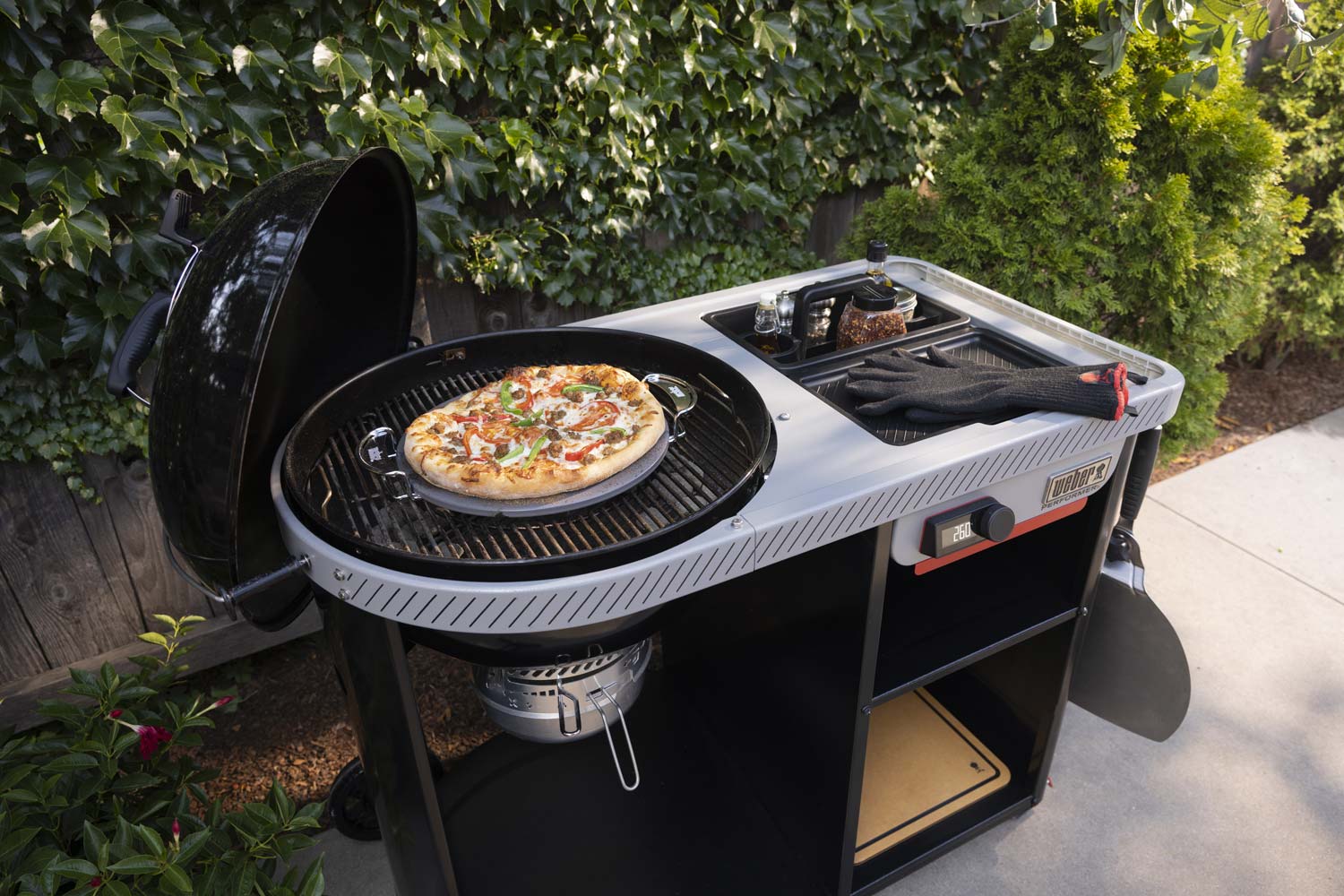 Weber Performer Premium 57 cm 1501966, kotlový gril na dřevěné uhlí, GBS, velký stolek Weber Works
