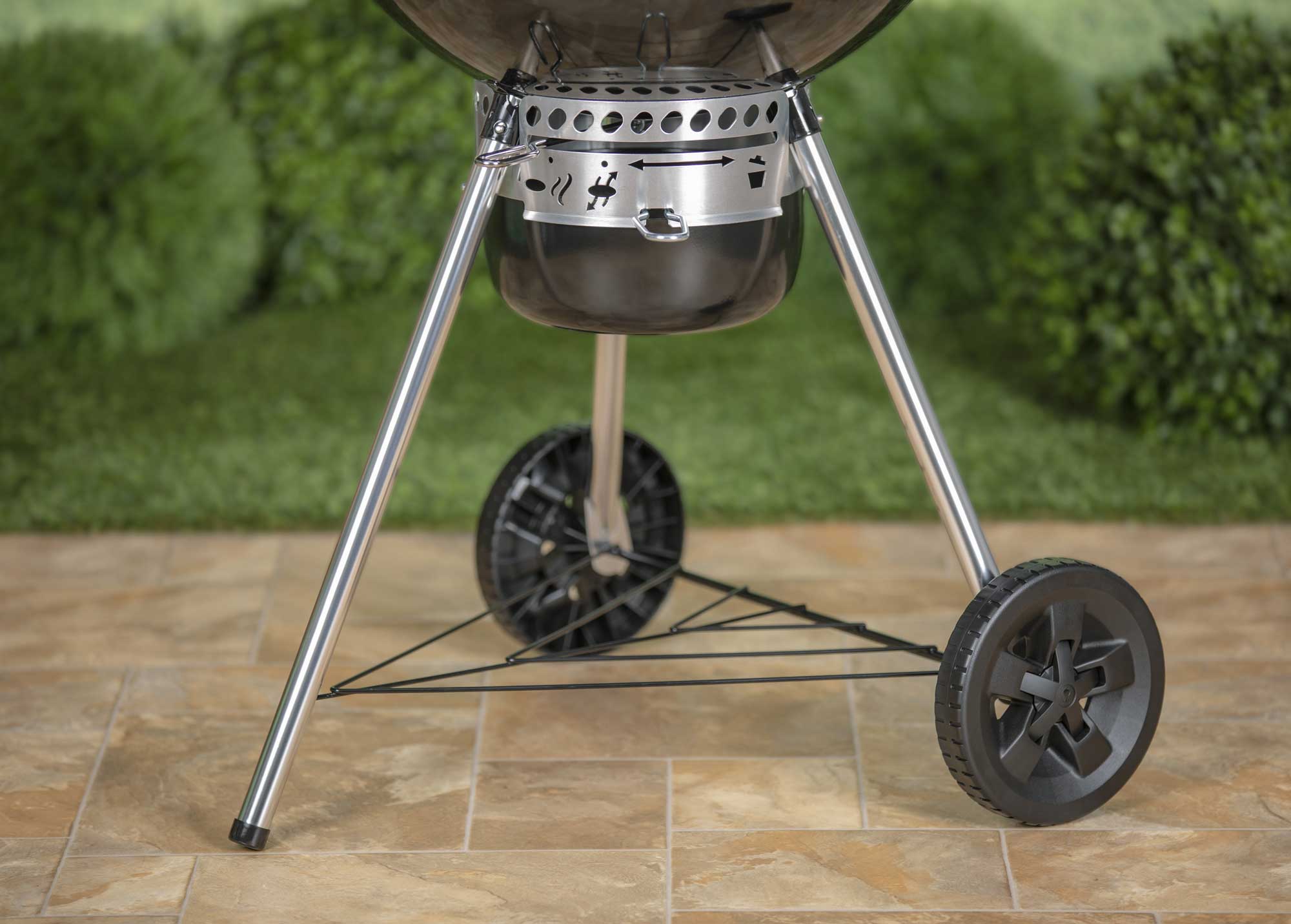 Weber Master-Touch GBS Premium E-5770, 57 cm gril na dřevěné uhlí 17301004, černý s pantem