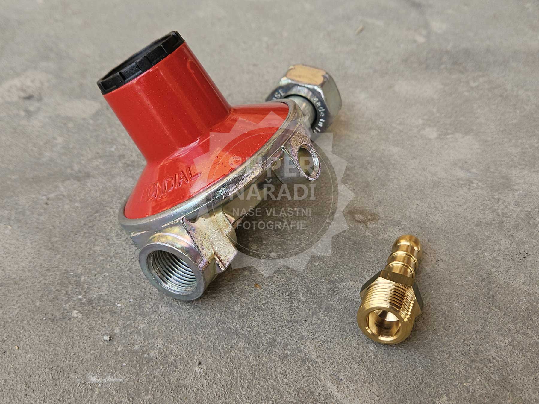 Výkonný plynový regulátor PB MONDIAL LPZ 4, průtok 4 kg/h, 30 mbar, 10121, červený