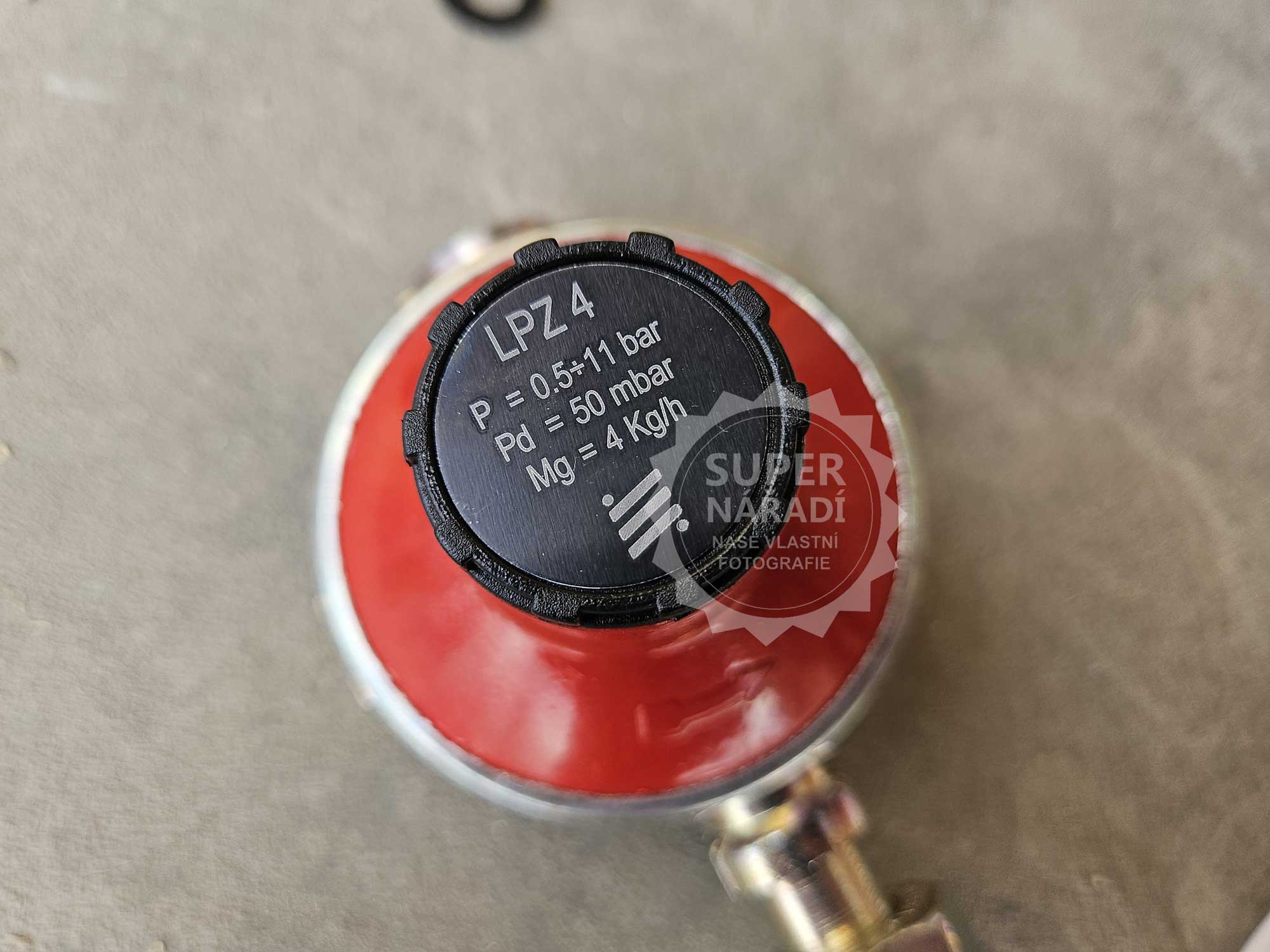 Výkonný plynový regulátor PB MONDIAL LPZ 4, průtok 4 kg/h, 50 mbar, 10122, červený
