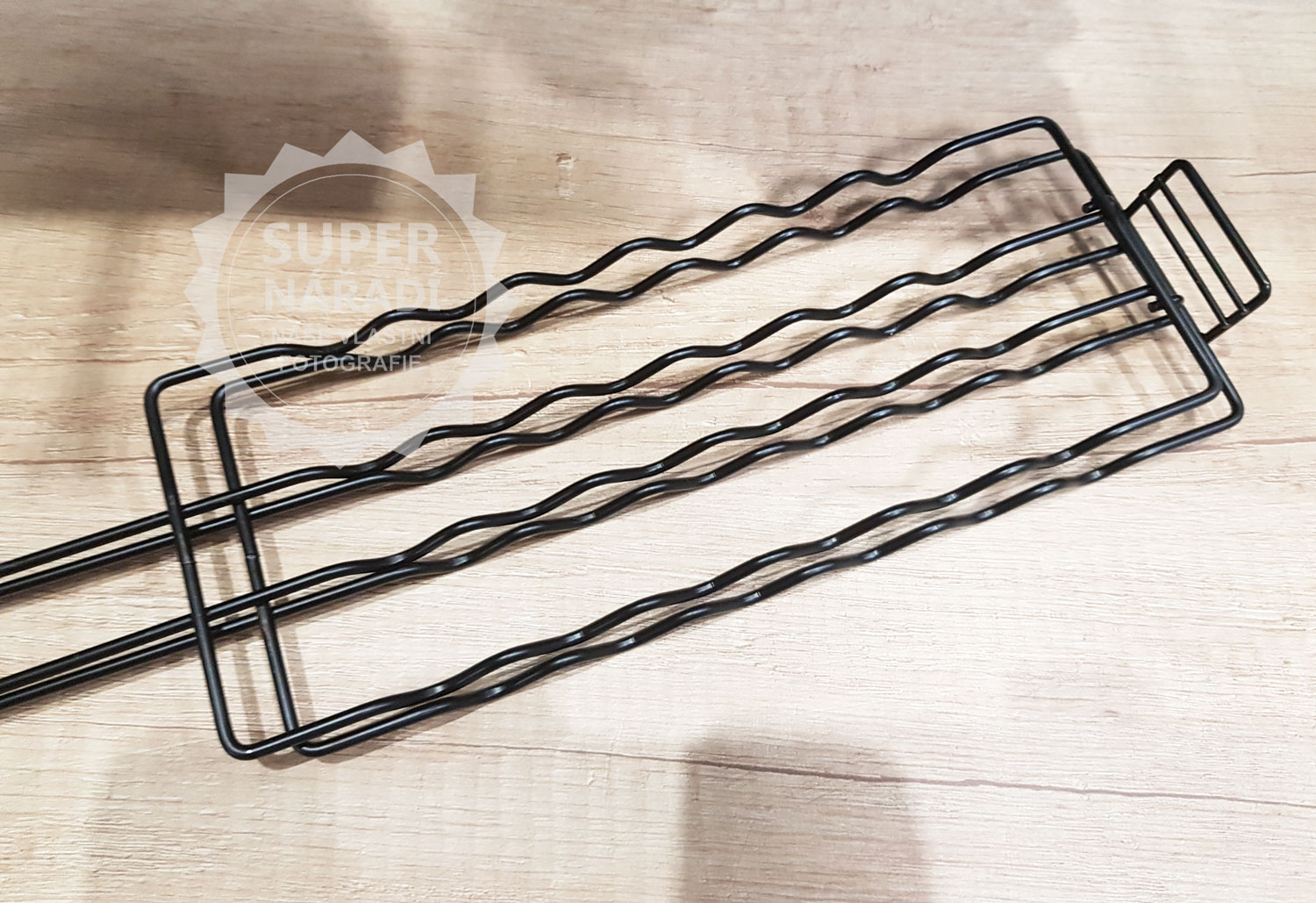 UG Grill Grilovací rošt malý DP-2380 uzavírací na klobásy, ryby, steaky - nepřilnavý černý povrch, dřevěné madlo