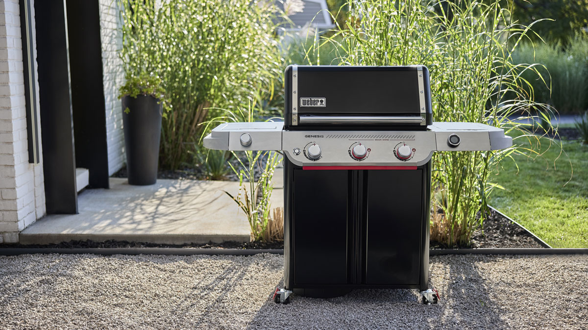 Weber Plynový gril Genesis E-335 W, 1501376, 17,9kW, 3 hořáky + vařič, Sear Zone, teploměr, černý