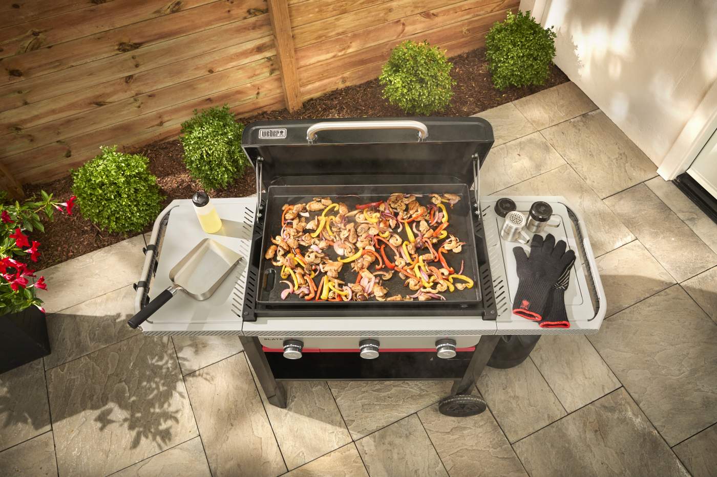 Weber Slate GPD 71 cm Premium plancha gril, 1501794 litinová plotna, 3 hořák, stolky Weber Works