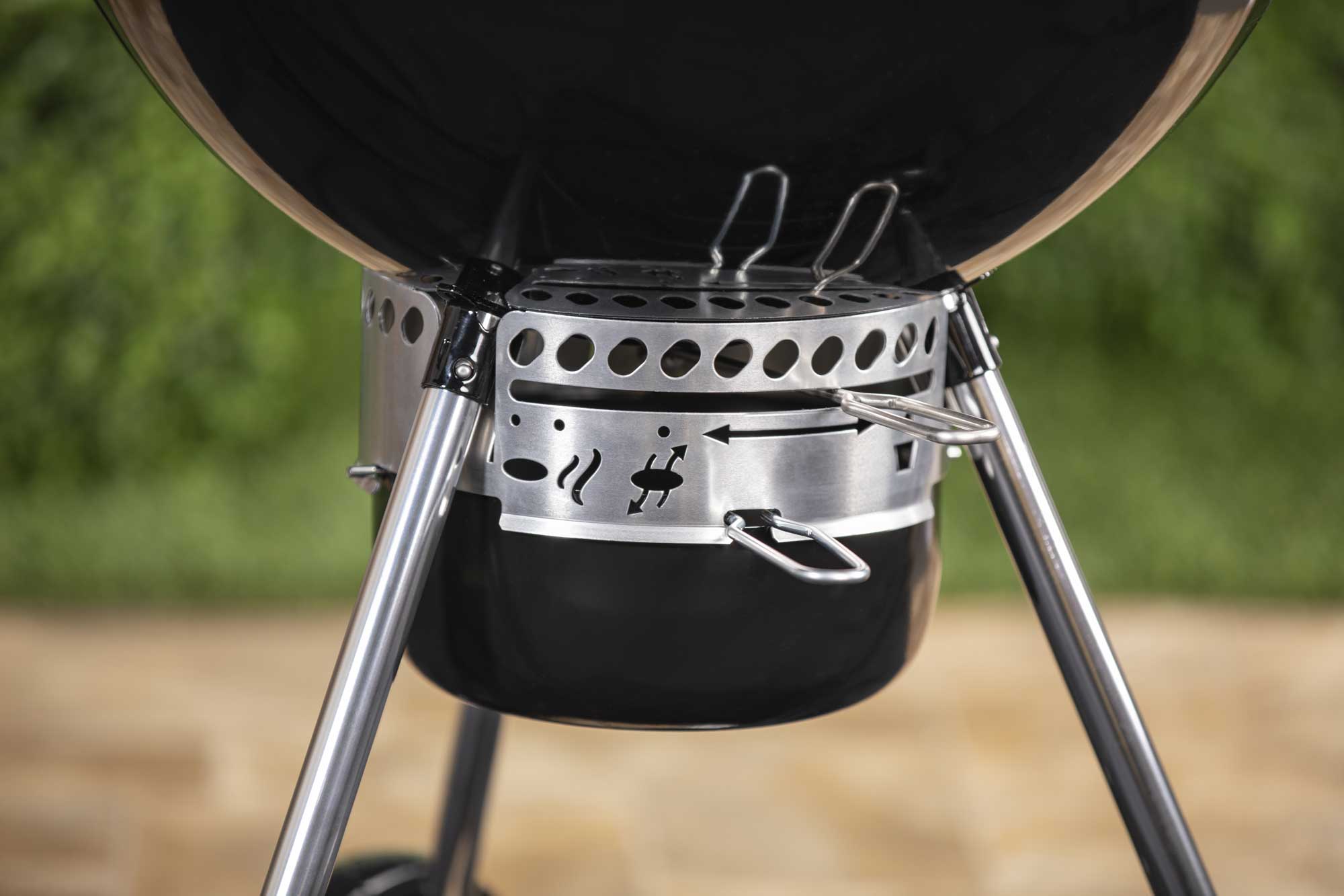 Weber Master-Touch GBS Premium E-5770, 57 cm gril na dřevěné uhlí 17301004, černý s pantem
