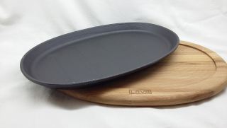 Litinová pánev Fajita 18x28cm s dřevěným podstavcem LAVA Metal LVECOFT1828AH217