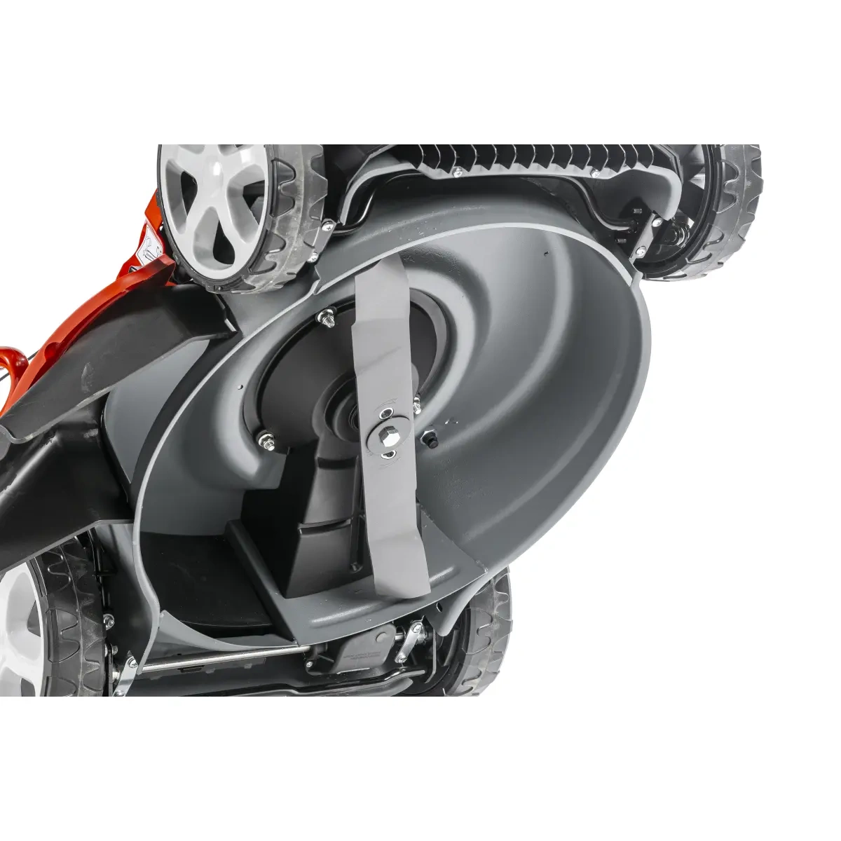 Pohled na žací nůž a spodní část sekačky