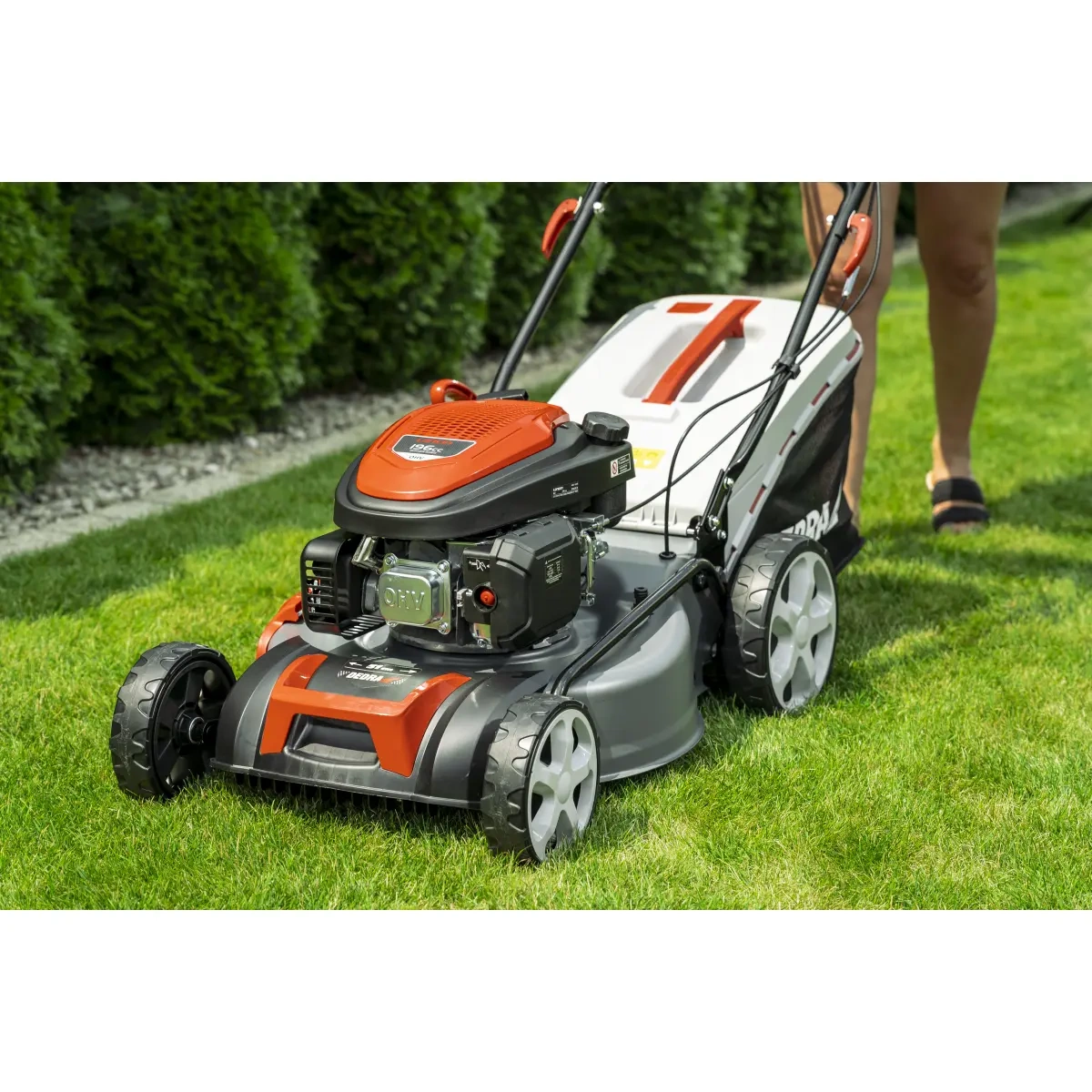 Obsluha sekačky DEDRA DED8725-51L2 na zahradě