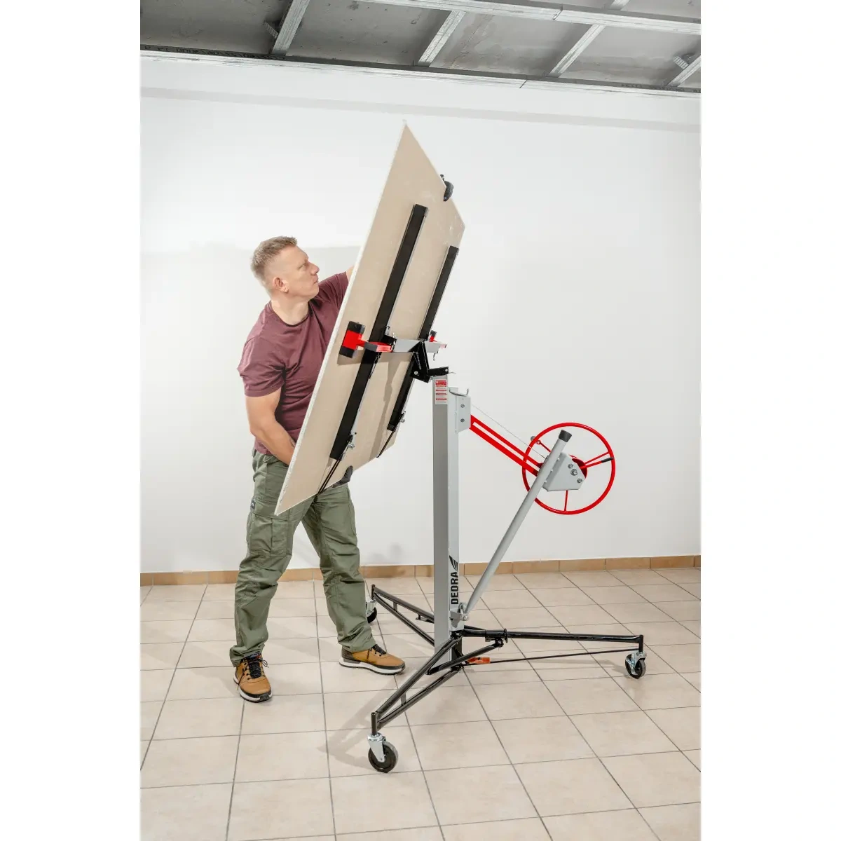 Instalace sádrokartonové desky na zvedák