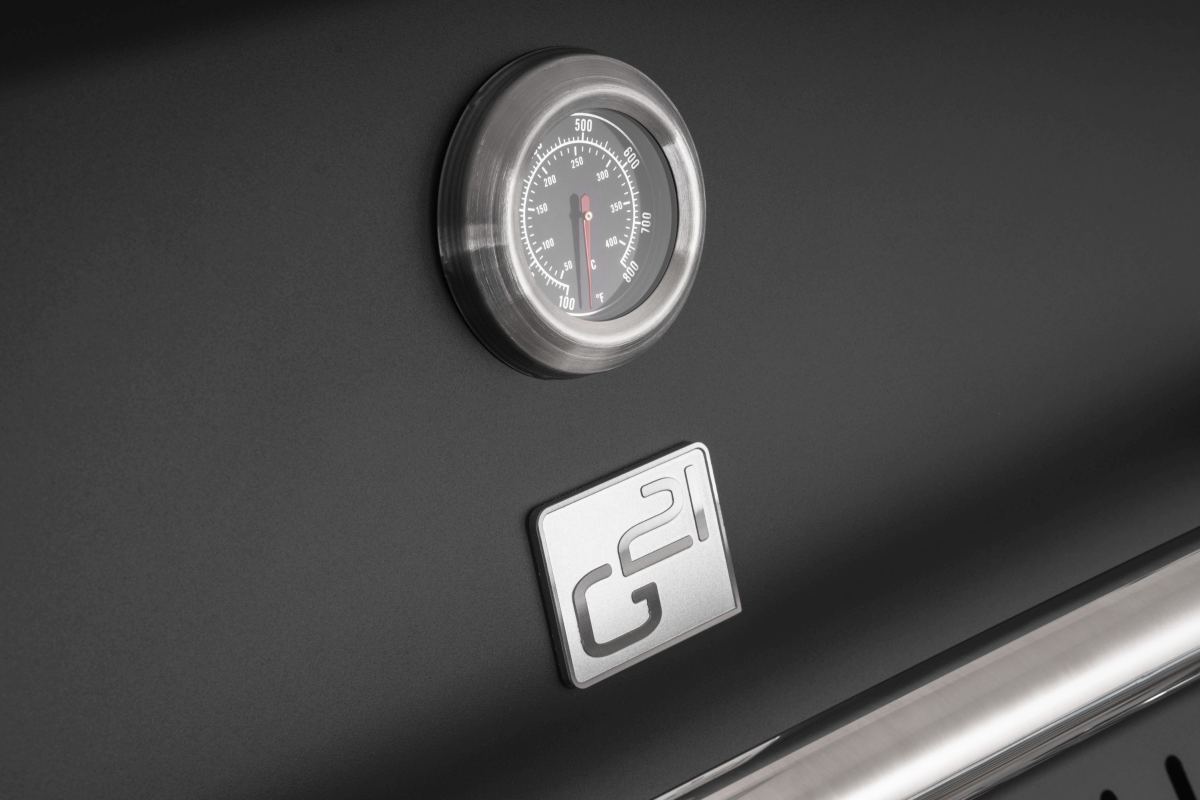 Přehledný teploměr zabudovaný ve víku grilu pro kontrolu teploty