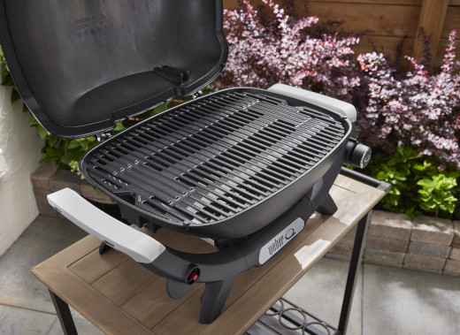 Plynový gril Q 3200N+ s postranními stolky a vozíkem Premium - litinový rošt