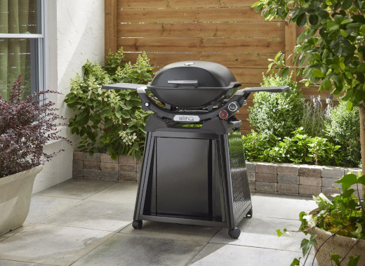 Plynový gril Q 3200N+ s postranními stolky a vozíkem Premium venku