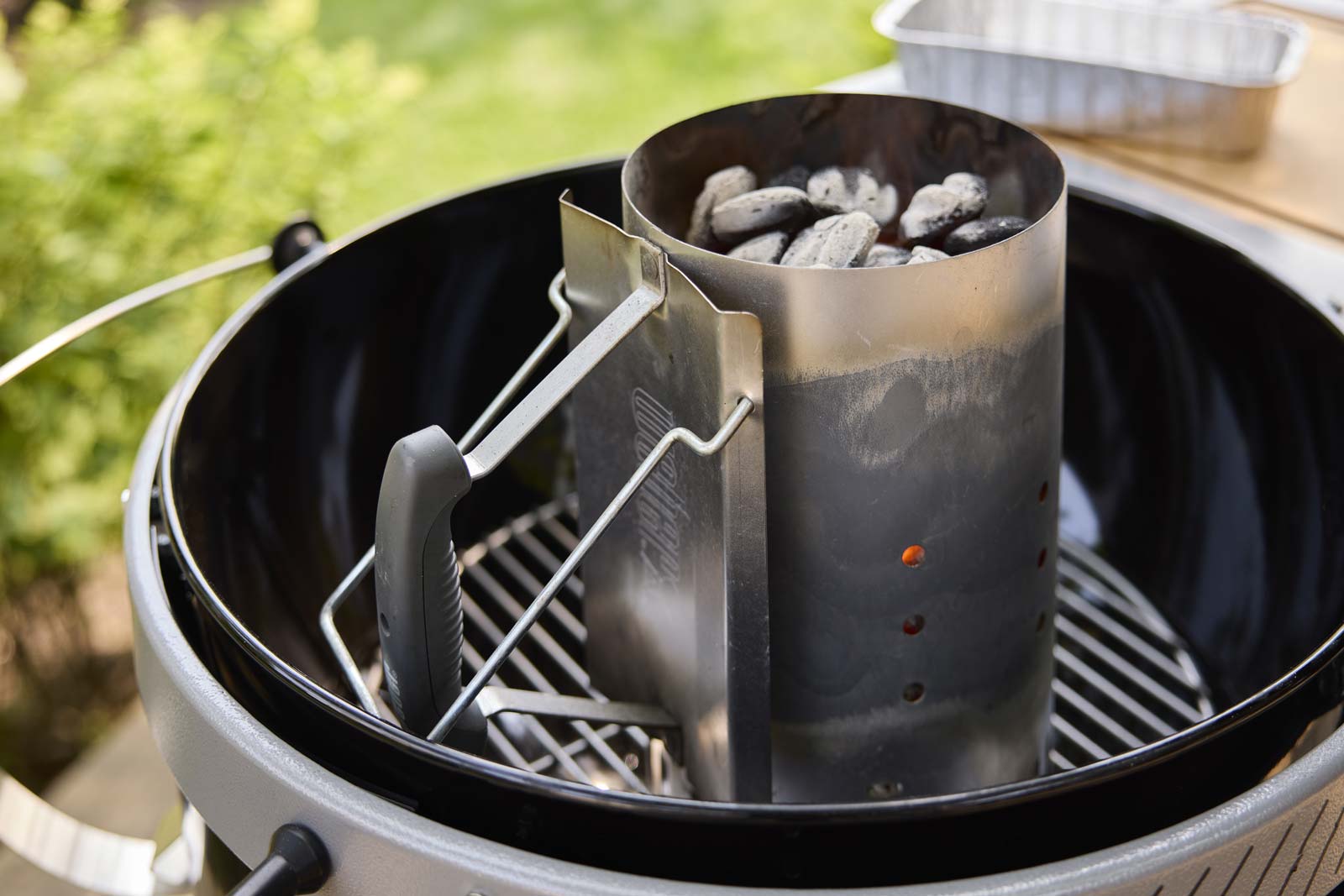 Komínový startér Weber v grilu