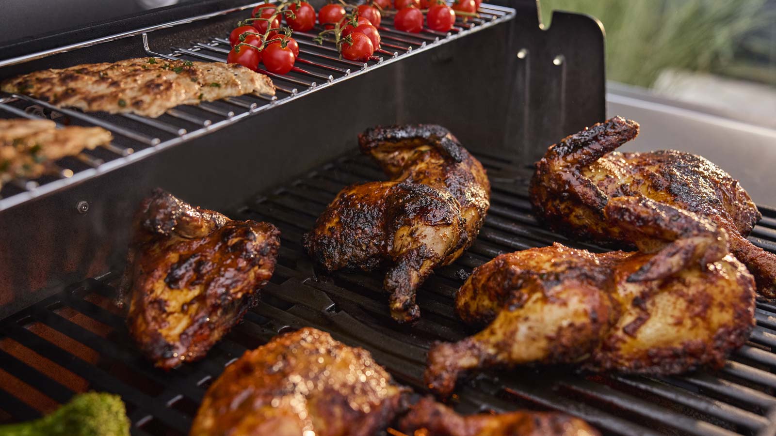 Kuřecí stehna na grilovacím roštu
