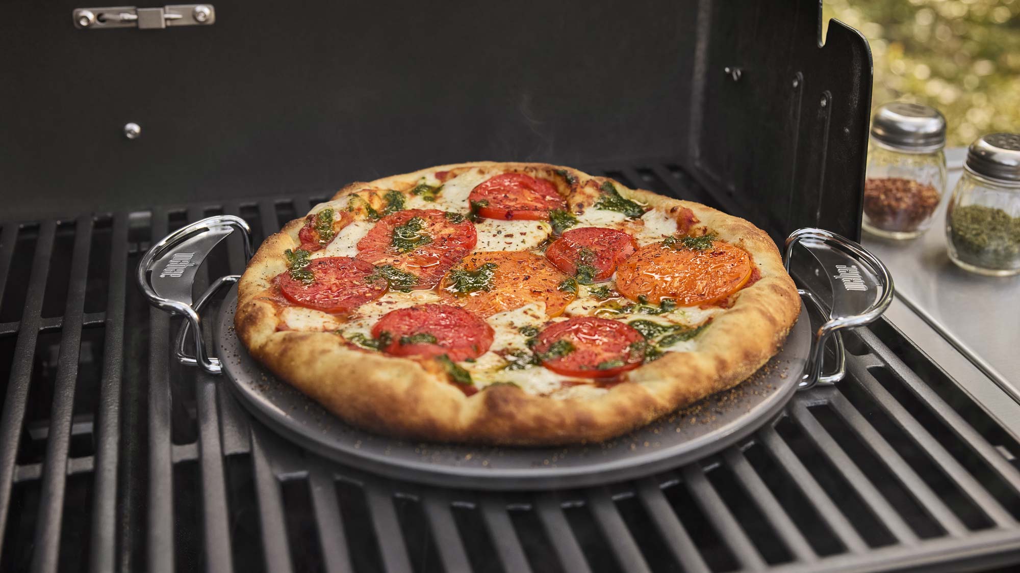Pizza kámen na grilu Weber
