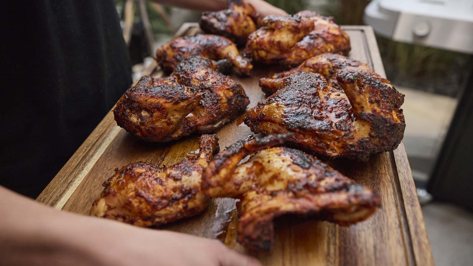 Příprava masa na postranním stolku